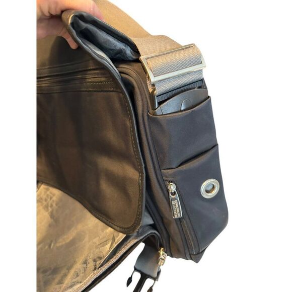 Kenneth Cole Reaction Black Messenger Bag With Multiple Pockets & Adjustable Str - Picture 11 of 16